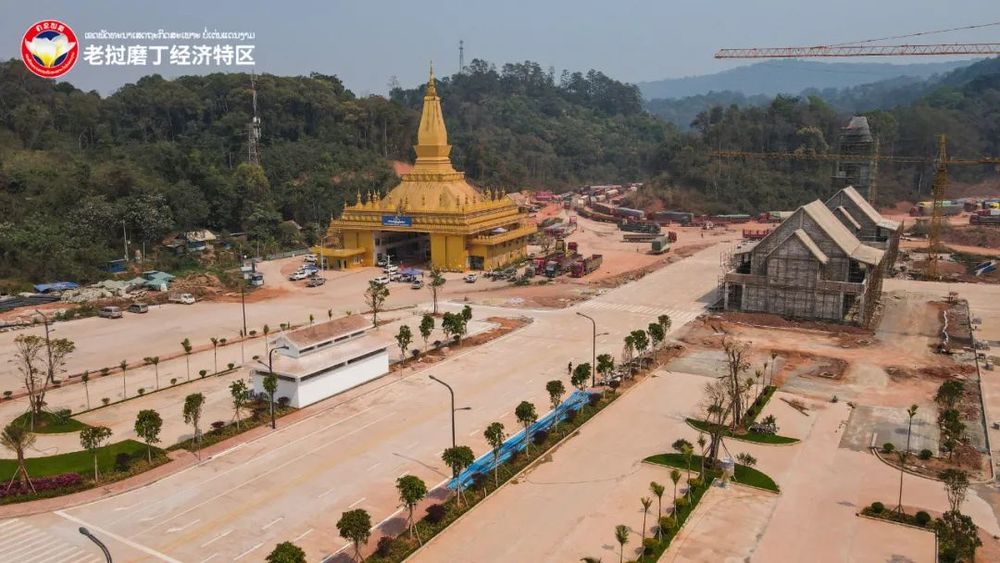 磨丁产业落地整体向好 △中国磨憨关口(上),老挝磨丁关口(下) 中老