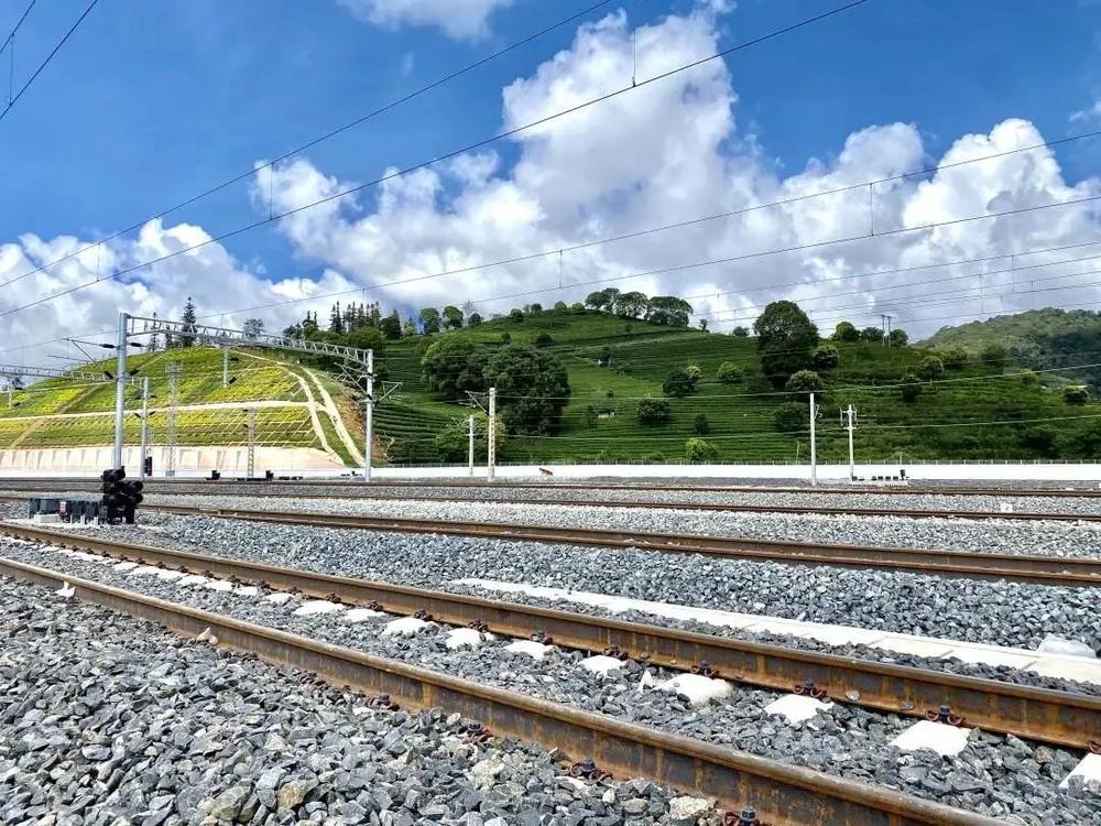 中国企业投建的老挝南欧江六级水电站(上),中国老挝合建的中老铁路